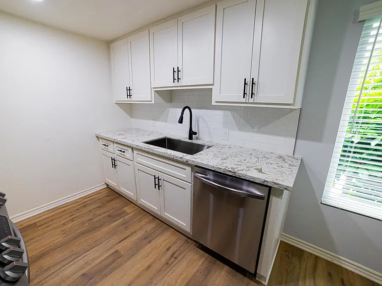 Stratford Apartments — Photo 5