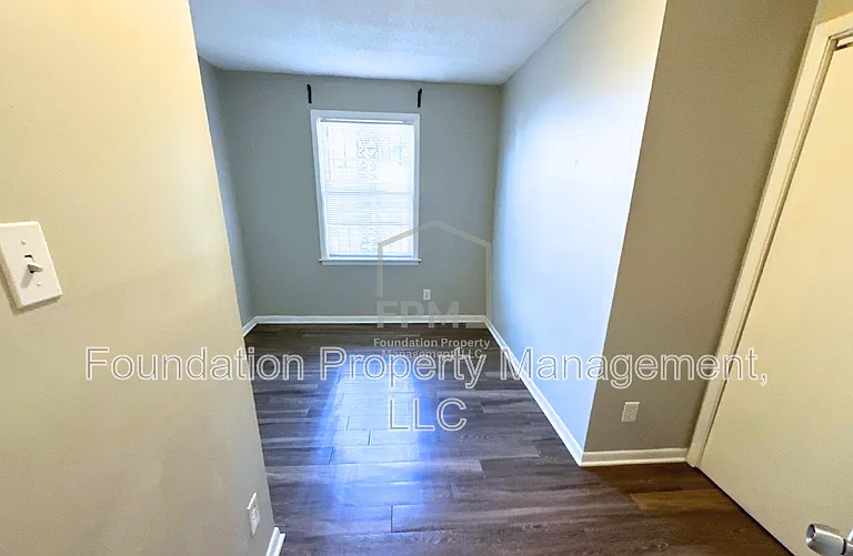 672 Carpenter St — Photo 13