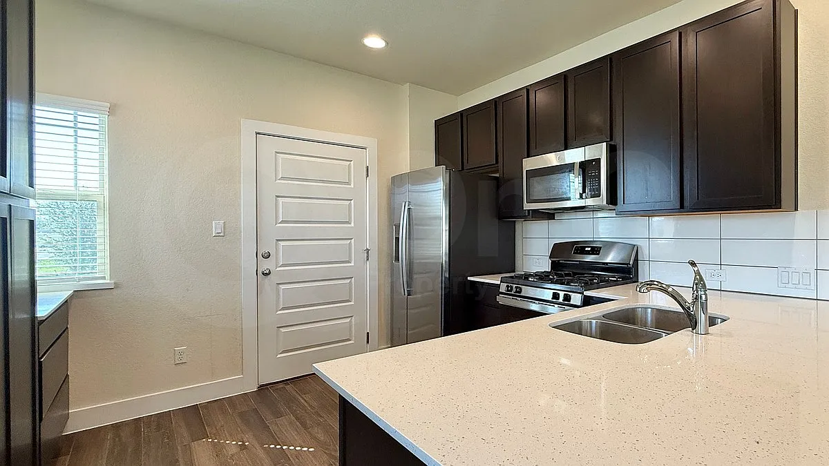 3 bed, 2.0 bath, 1258 sqft, $1,850 — Photo 4