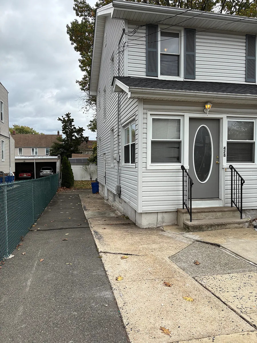 Building Photo - 428 Cortlandt St