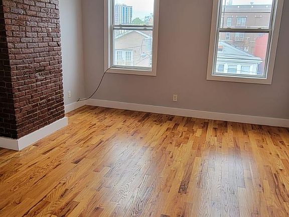 5th image of 19 Jewett Ave APT 3R