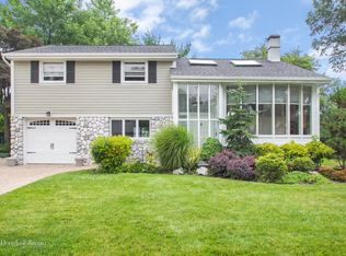 10 Roberta Ln, Syosset, NY 11791