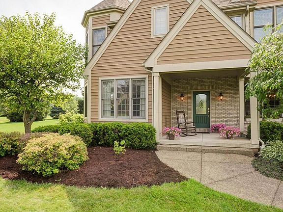 2nd image of 19 Deer Run Ct