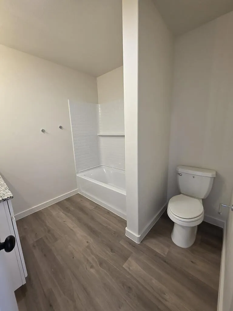 3 bed, 2.0 bath, 1377 sqft, $2,400 — Photo 3