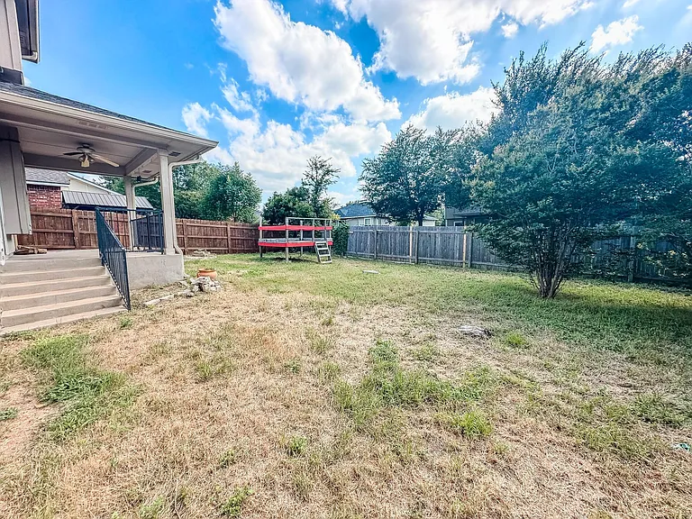 1101 Whitley Dr — Photo 24