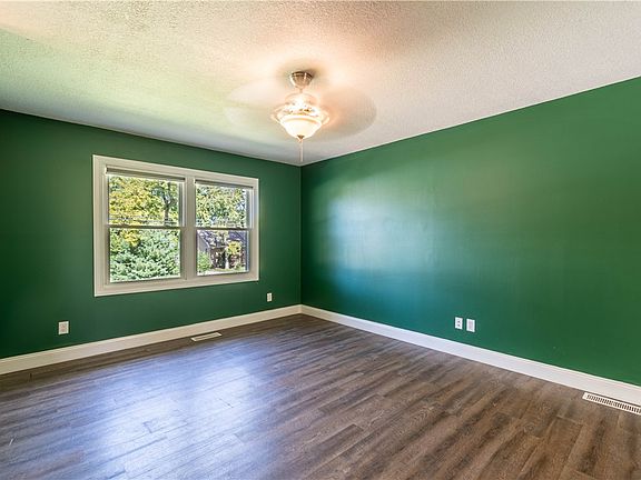3rd image of 4023 Greenhill Rd