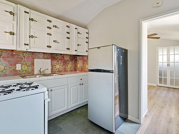 3rd image of 1600 Lucretia Ave