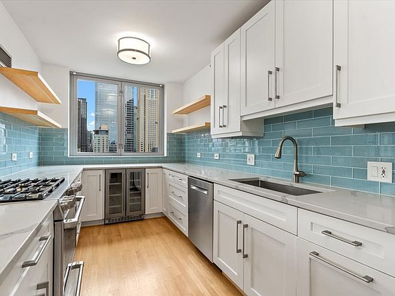 4th image of 600 N Dearborn St APT 1912