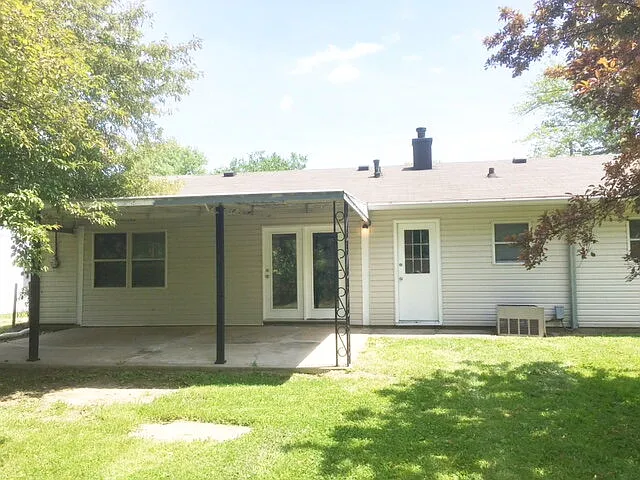 4 bed, 2.0 bath, 1056 sqft, $1,475 — Photo 2