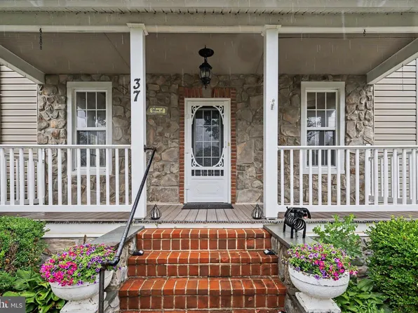 37 High St, Stewartstown, PA 17363