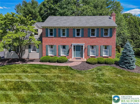 4855 Meadowview Dr, Macungie, PA 18062