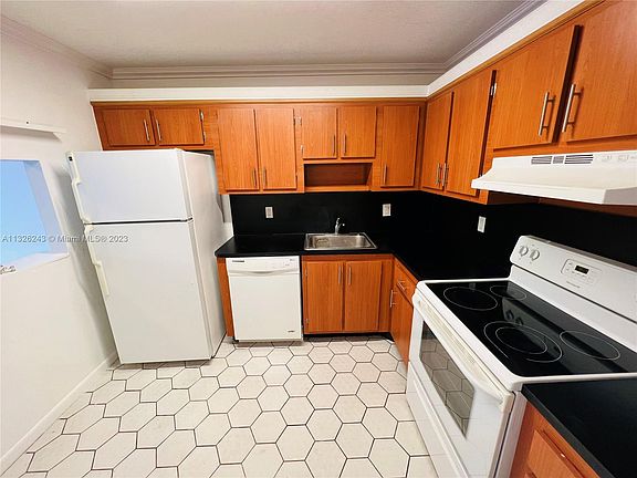 4th image of 1300 NE Miami Gardens Dr APT 204E