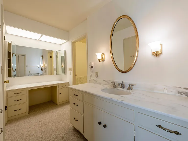 1038 S Oak Hills Way — Photo 20