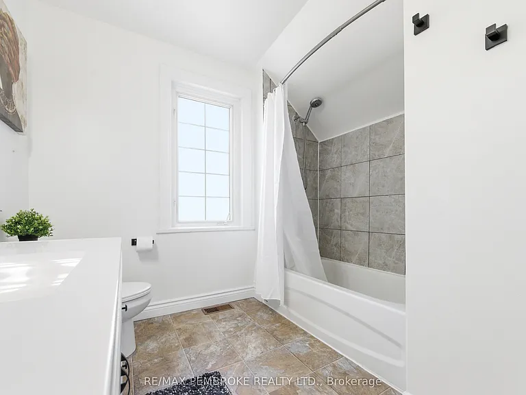 566 Perth St — Photo 35