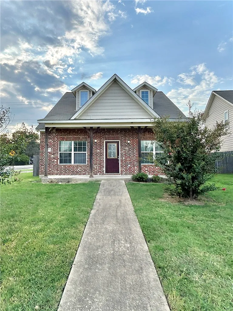 4 bed, 1736 sqft, $1,950 — Photo 1
