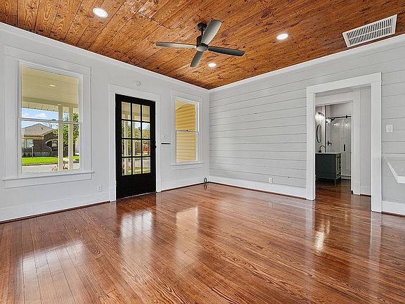 4th image of 4706 Avenue N 1/2