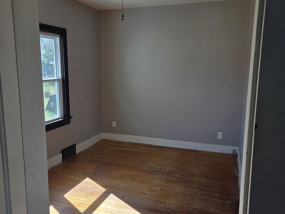 4th image of 102 E Virginia Rd