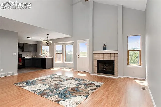 4 bed, 1952 sqft, $2,599 — Photo 2