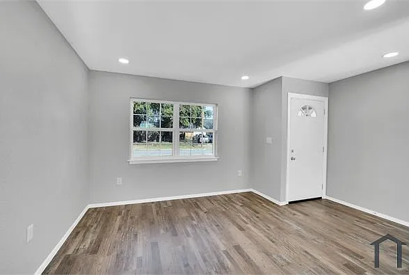 3450 Silverhill Dr — Photo 6