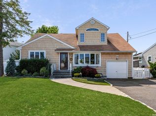 100 Beach Rd, Massapequa, NY 11758