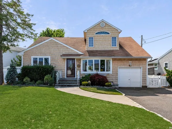 100 Beach Road, Massapequa, NY 11758
