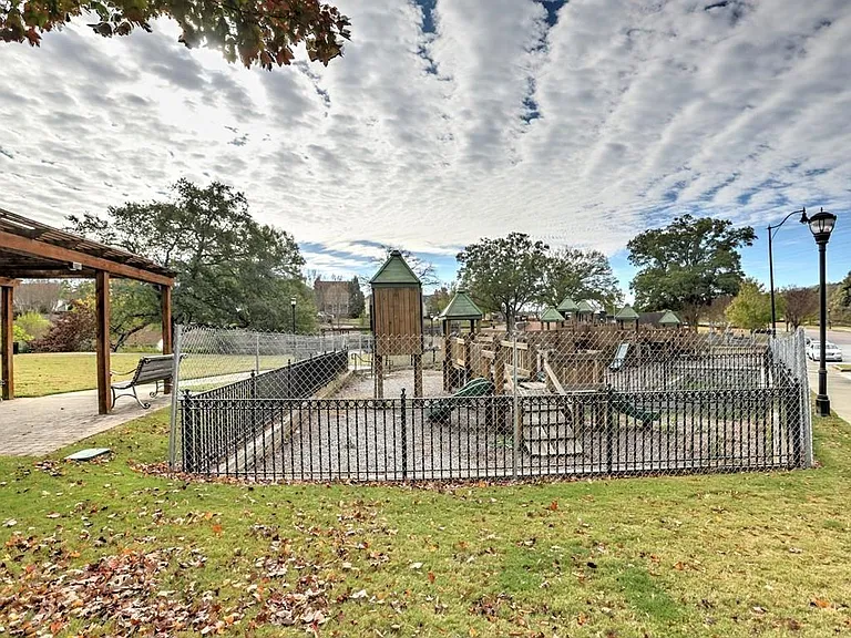 975 Odessa Dr NW — Photo 46