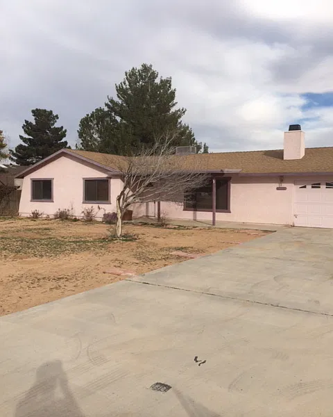 3 Bedroom Home In Apple Valley — Photo 2