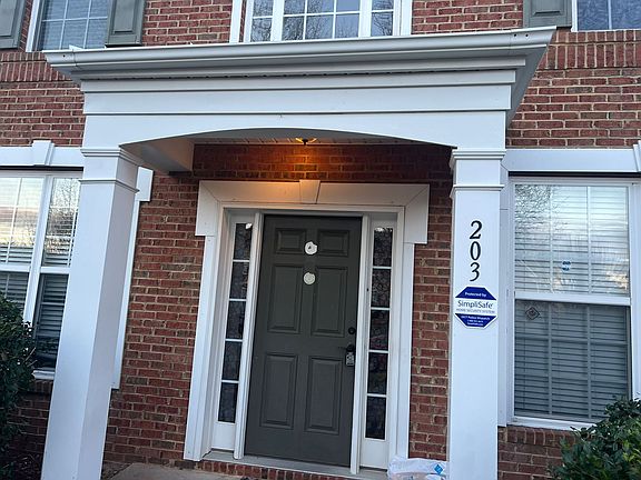 4th image of 203 Shakespeare St