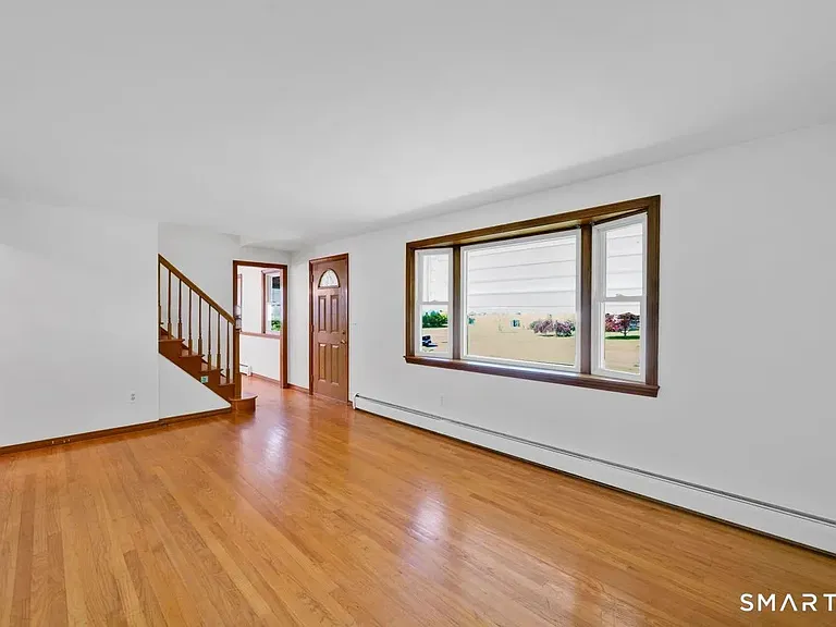 49 Schaffer Dr — Photo 2