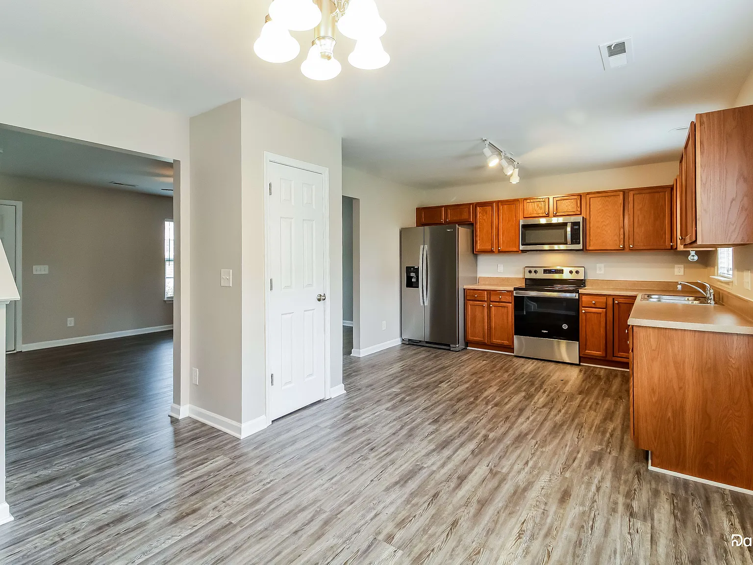 3 bed, 2.5 bath, 1528 sqft, $1,650 — Photo 4