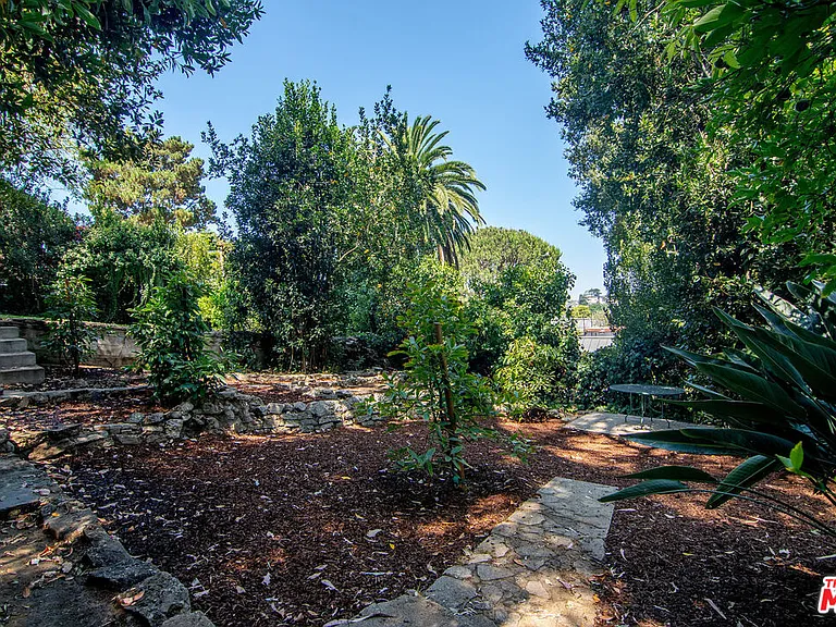 3475 N Knoll Dr — Photo 35