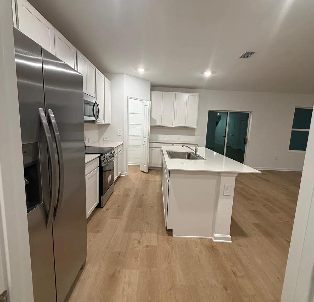 5 bed, 2112 sqft, $2,300 — Photo 3