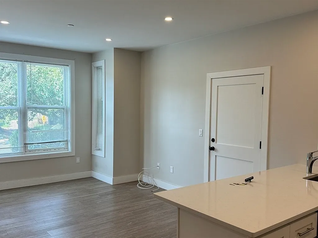 2 bed, 1.0 bath, 712 sqft, $3,000 — Photo 4