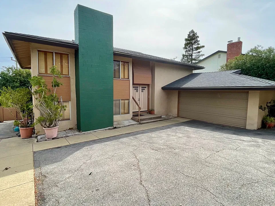 298 Country Club Dr