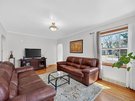 4th image of 5017 Hickman Rd