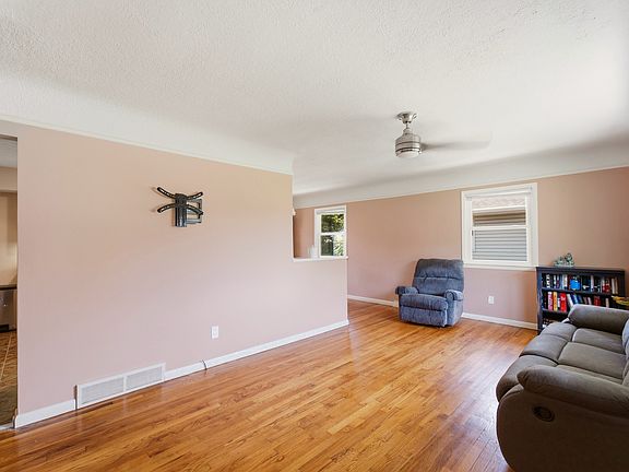 5th image of 4032 Manor Ln