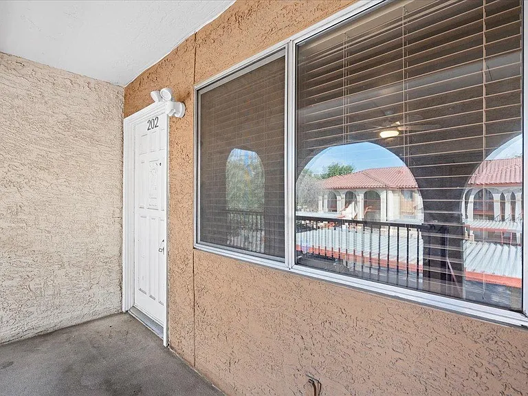 510 W University Dr — Photo 16