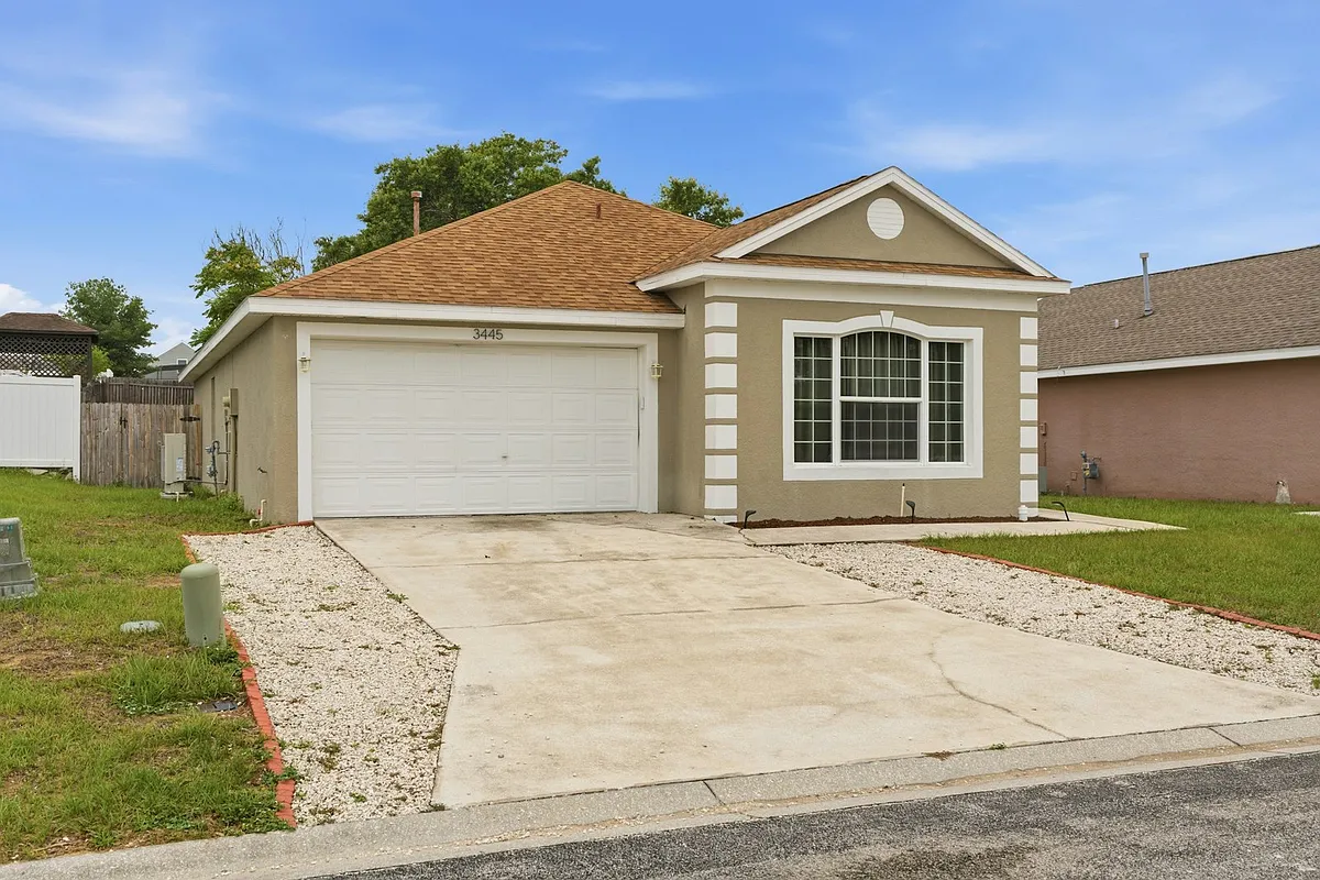 Front yard - 3445 Huntwicke Blvd
