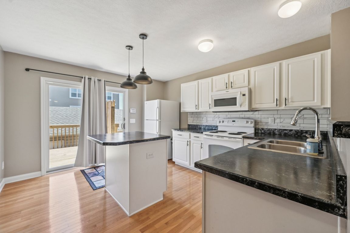 Autumn Ridge Cir-S2407-017.jpg