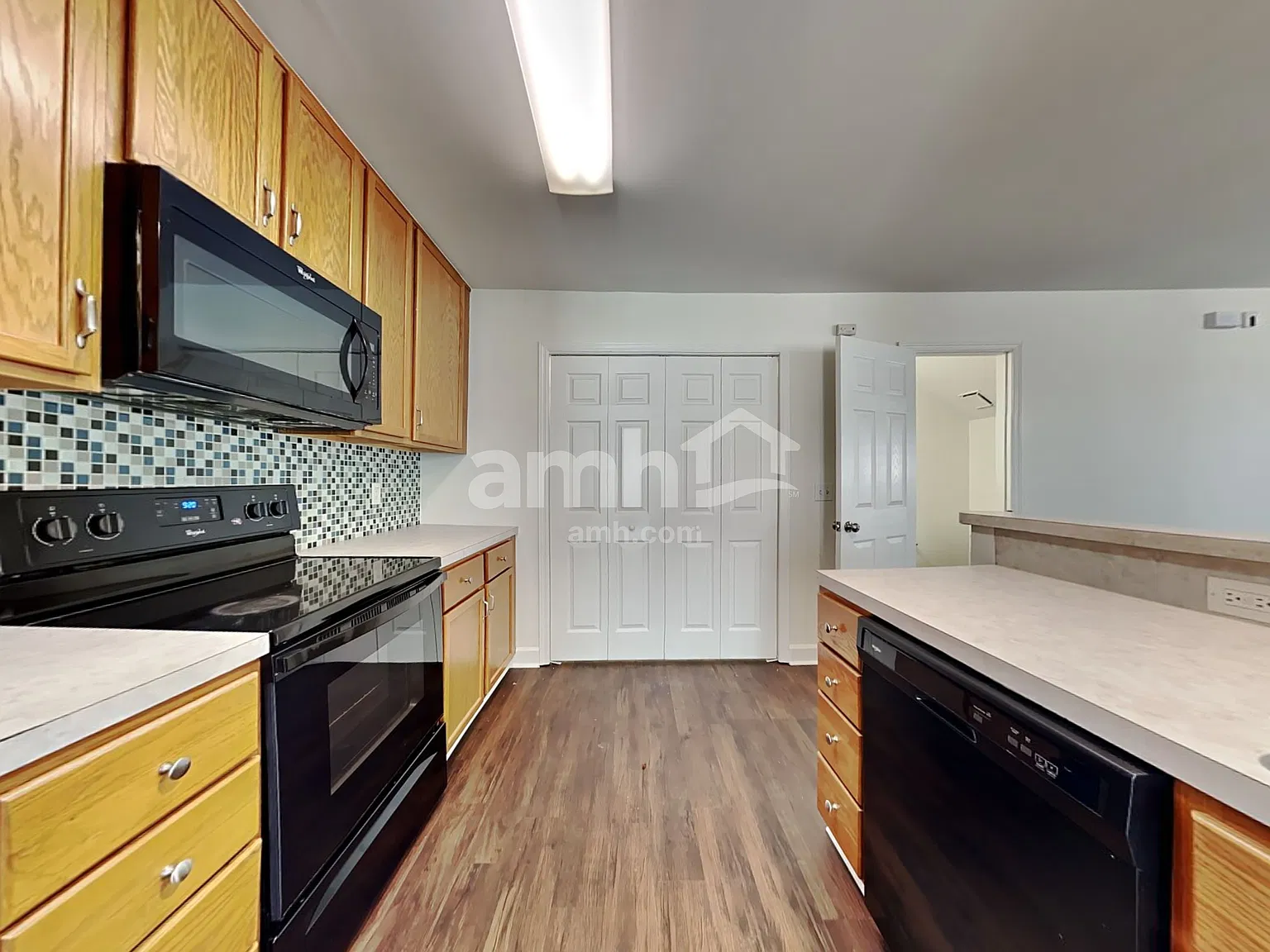 4 bed, 2.5 bath, 1900 sqft, $2,540 — Photo 4