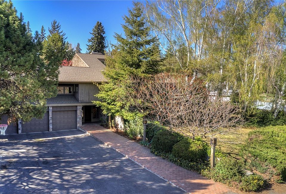 Welcome to 1115 Franklin Street located on the highly sought after Craig's Hill! Gorgeous Mature Landscaping with it's Weeping Burch Trees, Japanese Maples and Cherry Trees make this home truly special. 