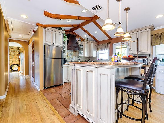 2nd image of 66 Leamington St