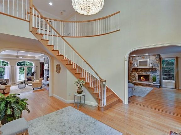5th image of 10 Carey Dr
