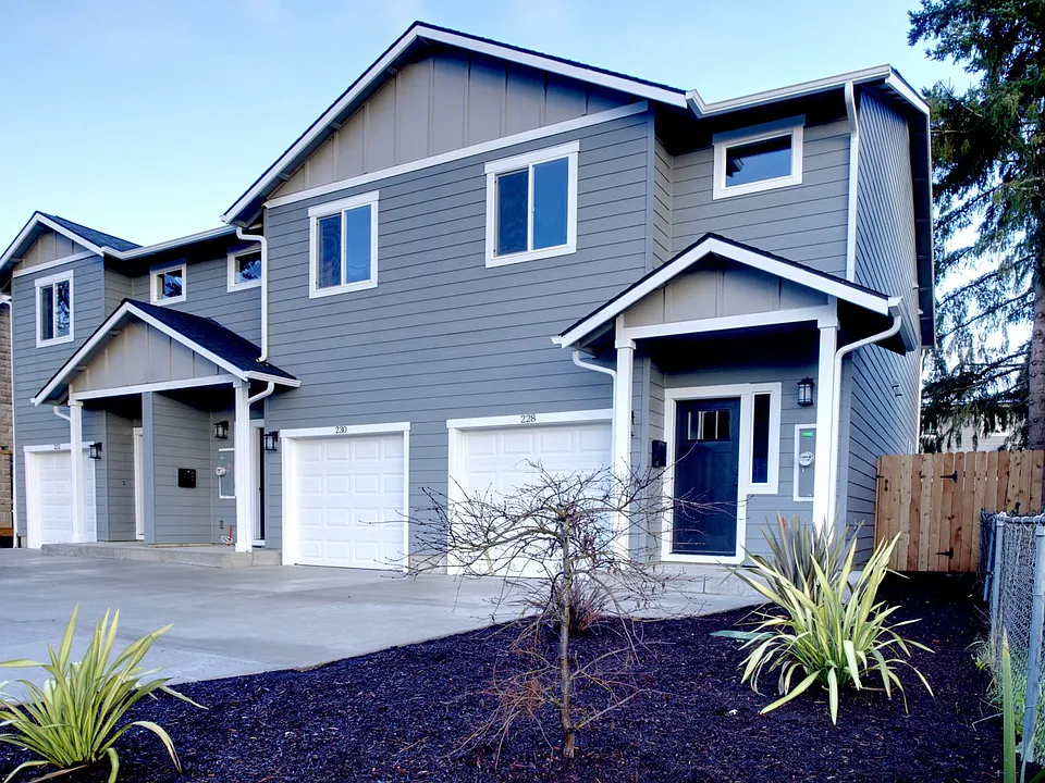 230 & 232 W Clay St