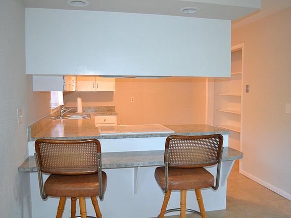 4th image of 1324 Laurel Dr