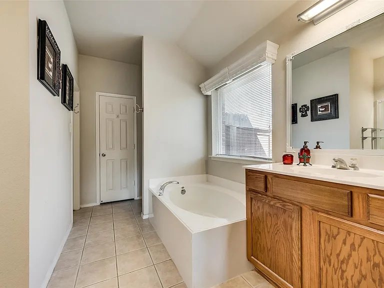 2431 Fieldcrest Dr — Photo 11