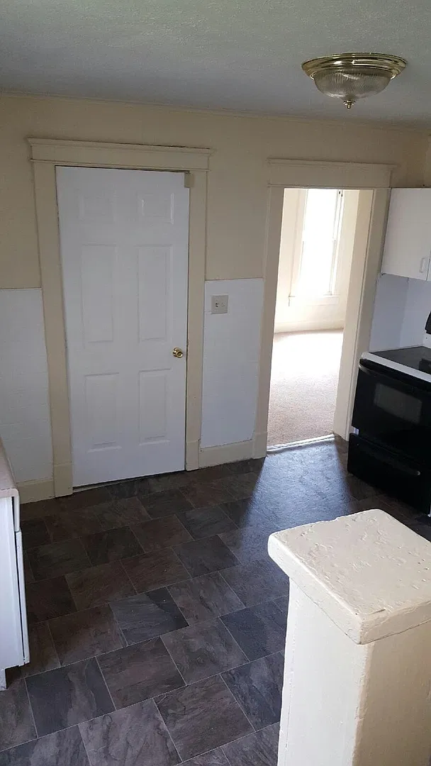 3 bedrooms 1 bath — Photo 3