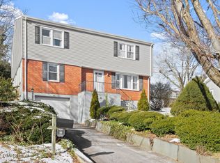 32 Perna Ln, Riverside, CT 06878