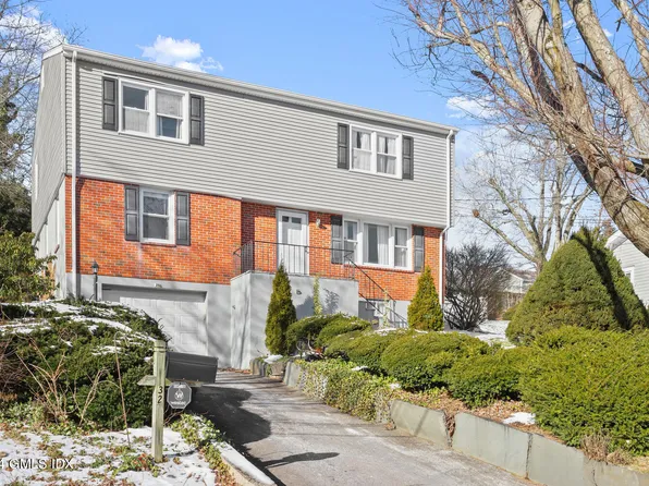 32 Perna Ln, Riverside, CT 06878