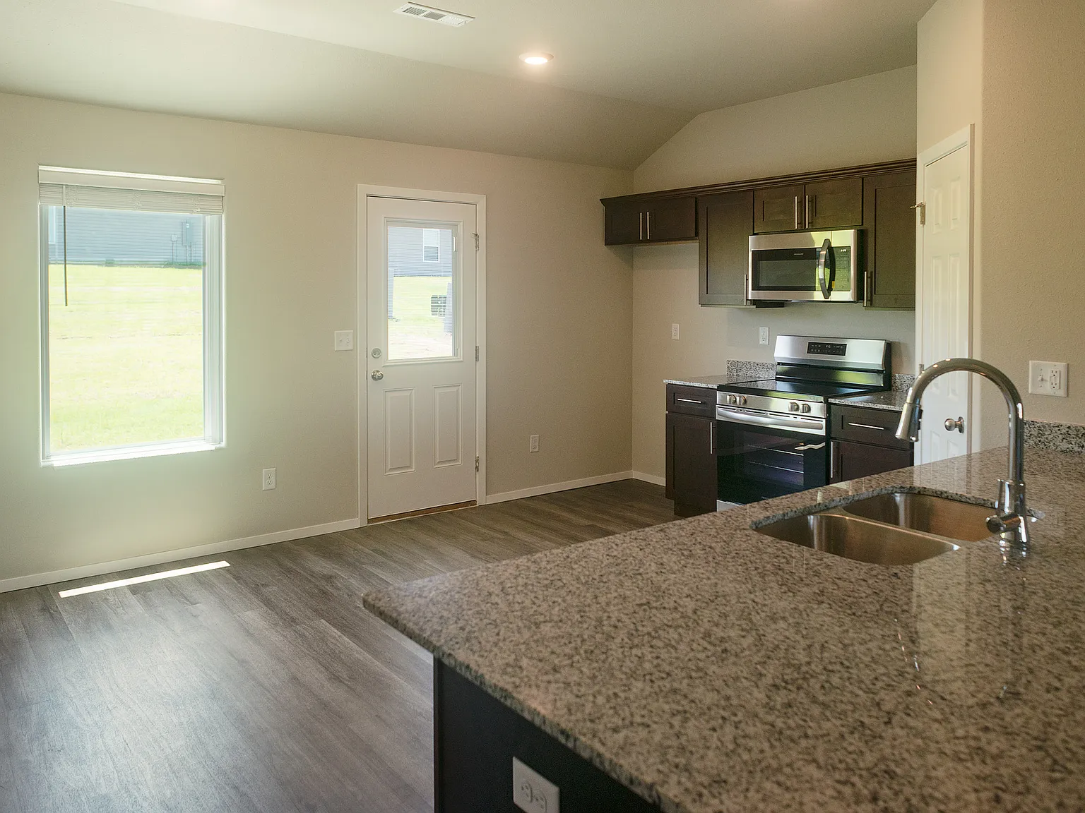 4 bed, 1559 sqft, $2,200 — Photo 2